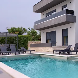 Apartament Luksuzni Asi S Bazenom